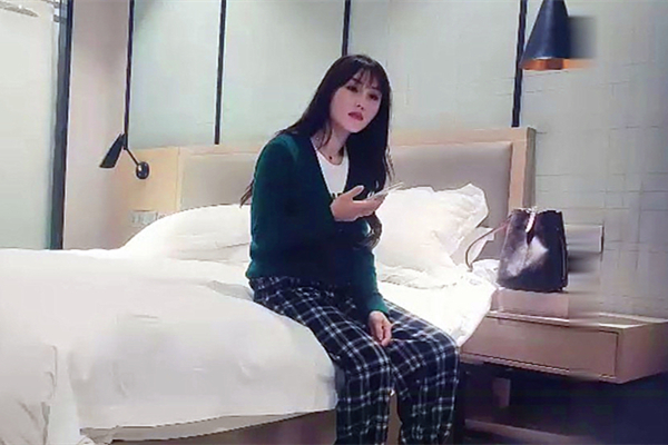 格子裤颜值不错妹子后面还有两个在等操完就走按头口后入操